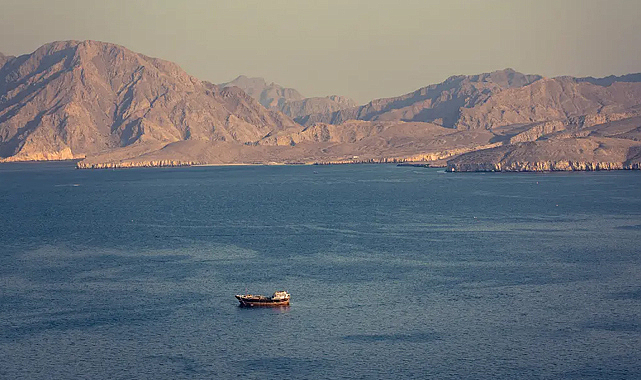 Hürmüz Boğazı’nda üç konteyner gemisi silahlı saldırıya uğradı