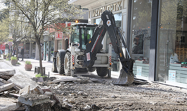 İstiklal Caddesi’nde Asfalt ve Kaldırım Çalışmalarına Başlandı