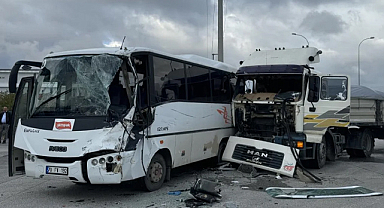 Karaman’da İşçi Servisi ile Tır Çarpıştı: 12 Yaralı