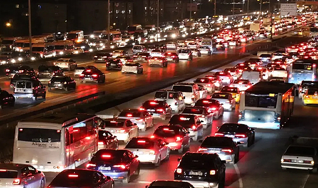 Türkiye’de trafiğe kayıtlı araç sayısı yükselmeye devam ediyor