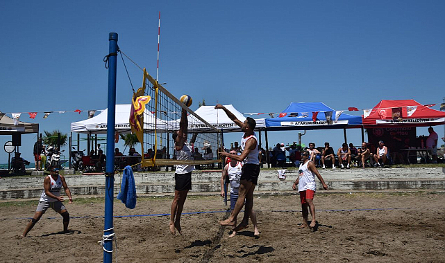 Atakum Belediyesi Plaj Voleybolu Turnuvası spor tutkunlarını sahilde buluşturdu