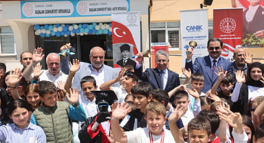 Başkan Sandıkçı Öğrencilerin Karne Sevincini Paylaştı
