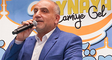 Canikte Camiye Gelen Hediyeyi Alıyor