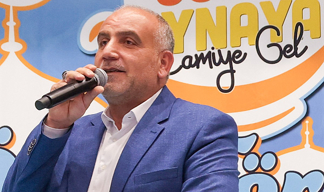 Canikte Camiye Gelen Hediyeyi Alıyor
