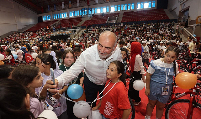 Canikte Camiye Gelen Hediyeyi Alıyor