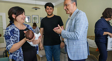İlkadım’da Doğan 555’inci Bebeğin İlk Hediyesi Başkan İhsan Kurnaz’dan
