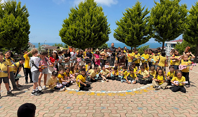 Miniklerden Ukulele Konseri: Hem Eğlendiler Hem Eğlendirdiler