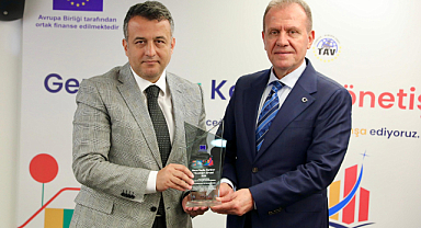 Samsun Büyükşehir’e “Genç Dostu Kent” Ödülü: Başkan Doğan’a Ödül Zirvede Takdim Edildi