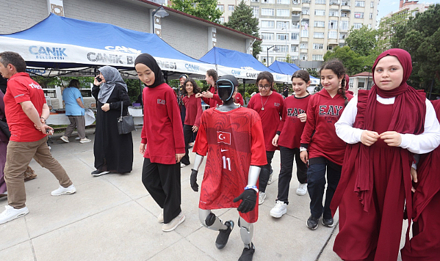 Türkiye'nin nüfusa kayıtlı robotu CANİKMAN Öğrencilerle Buluştu