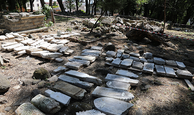Büyükşehir'in Seyyit Kutbettin Mezarlığı'ndaki Restorasyon ve Koruma Çalışmaları Sürüyor