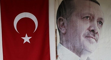 Ak Parti İl Başkanı Mehmet Köse,Duvarda asılı duran bu fotoğraf tam 20 yıllık