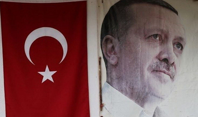 Ak Parti İl Başkanı Mehmet Köse,Duvarda asılı duran bu fotoğraf tam 20 yıllık