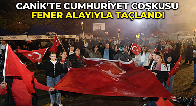 Canik'te Cumhuriyet Coşkusu Fener Alayıyla Taçlandı 