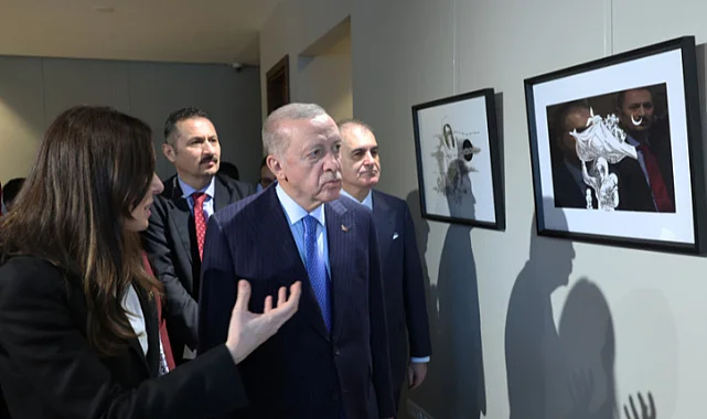 Cumhurbaşkanı Erdoğan ve Çiğdem Karaaslan ‘Hanzala Sergisi’ni gezdi
