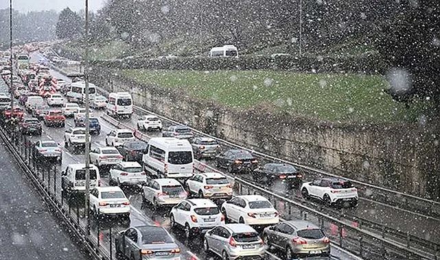 İstanbul'da Kuvvetli Kar Yağışı Başladı