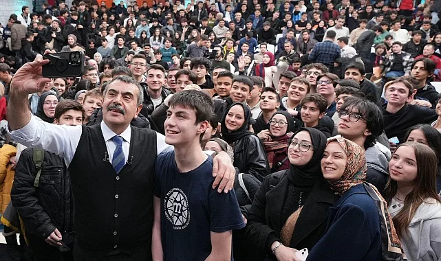 Millî Eğitim Bakanı Yusuf Tekin, Gençlerle Bir Araya Geldi