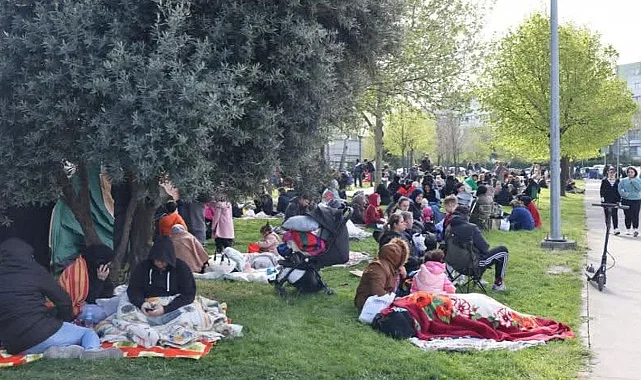Deprem endişesi sürüyor: İstanbullular geceyi çadırda geçirdi