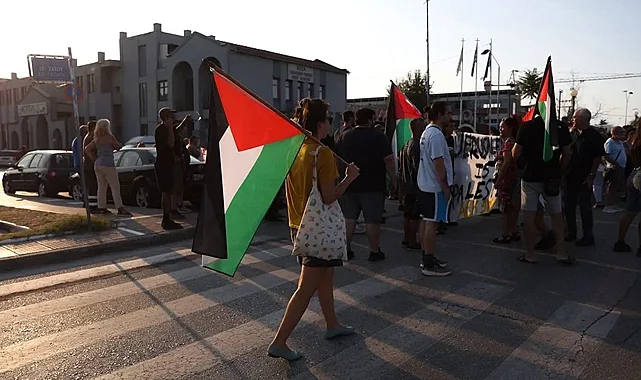 Yunanistan’da Filistin Destekçileri, Pire Limanı’nda İsrail Gemisini Protesto Etti