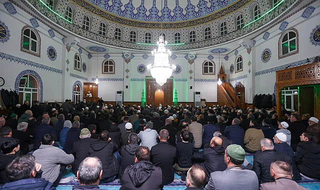 Canik'te Binler Kadir Gecesi'nde Ellerini Semaya Açtı