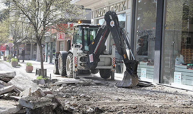 İstiklal Caddesi’nde Asfalt ve Kaldırım Çalışmalarına Başlandı